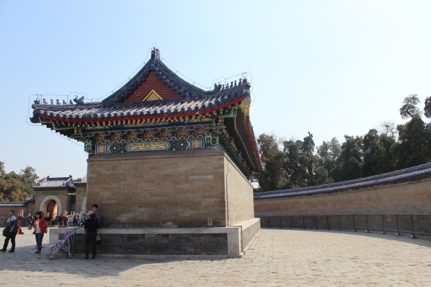 The Echo Wall (Echomauer), a circular wall which surrounds the Imperial Vault of Heaven
