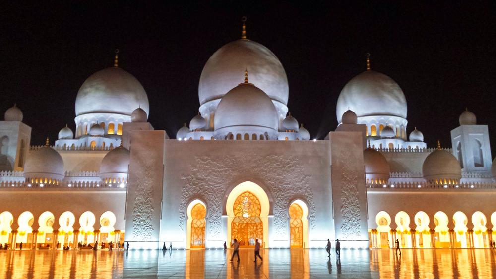 Travel blogger review 2016 - Sheikh Zayed Grand Mosque in Abu Dhabi at night