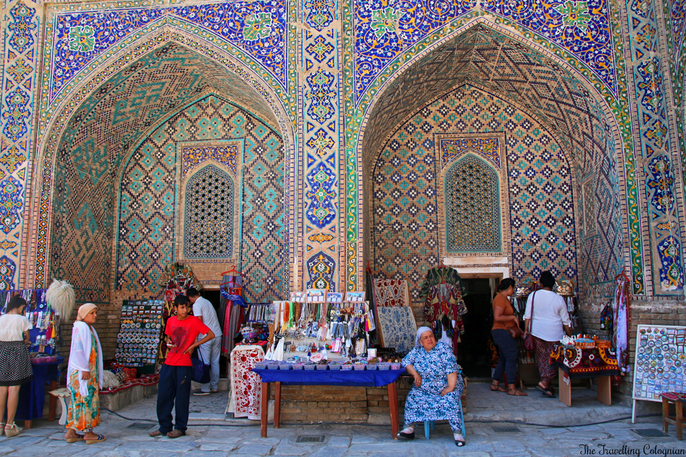 Die Juwelen von Samarkand - der Registan - Händler im Innenhof der Sherdor Medrese