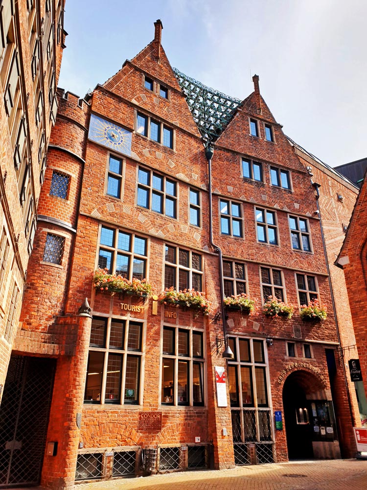 Am Haus des Glockenspiels in der Böttcherstraße in Bremen sind 30 Porzellanglocken befestigt