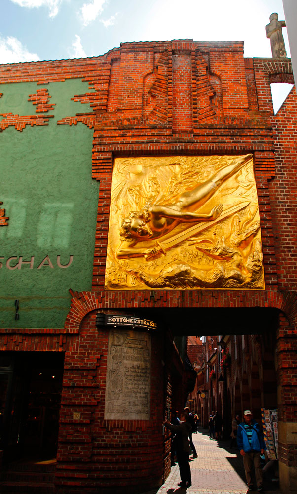 Der Lichtbringer ist ein vergoldetes Bronzerelief, der über dem Zugang zur Böttcherstraße in Bremen hängt.