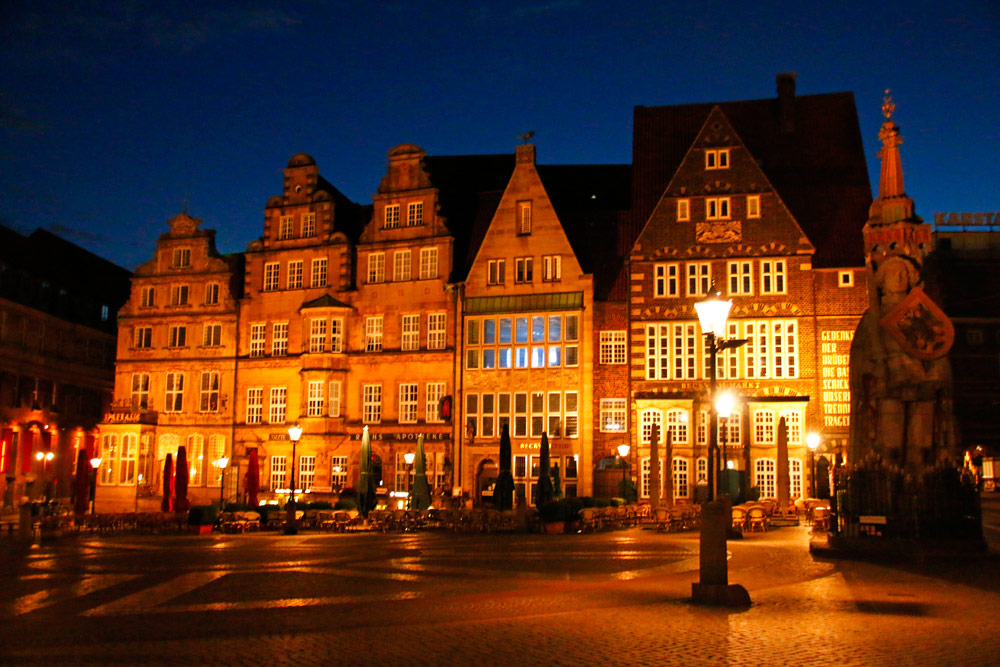 Die Kaufmannshäuser auf dem Marktplatz in Bremen sind bei Nacht wunderschön angeleuchtet
