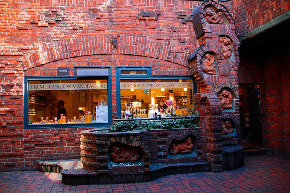 Der Sieben-Faulen-Brunnen befindet sich im Handwerkerhof der Böttcherstraße in Bremen