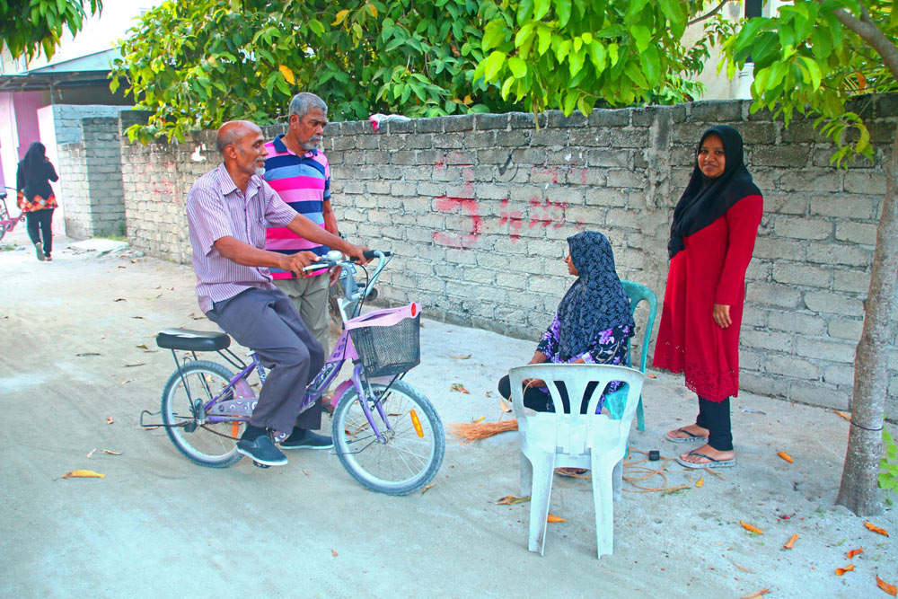 Einheimische auf der Insel Felidhoo auf der Malediven Dhoni-Kreuzfahrt