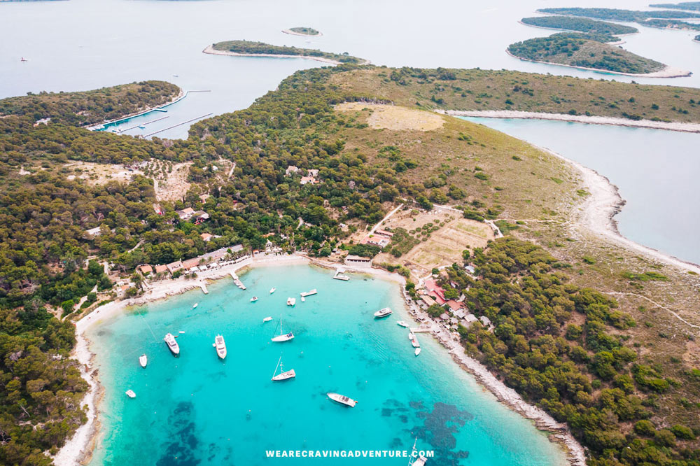 Die Pakleni-Inseln bieten viele kleine Buchten - Copyright: Tom & Zi - Craving Adventure
