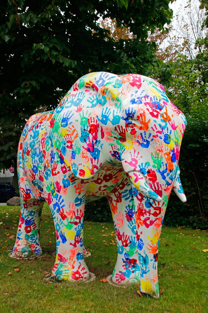 Elefantenskulptur bunten Handabdrücken dekoriert in Hamm