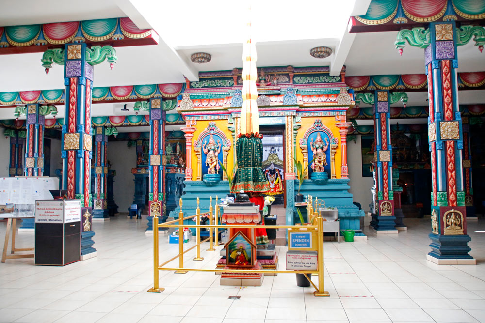 Der Innenraum des Sri-Kamadchi-Ampal-Hindu-Tempels in Hamm