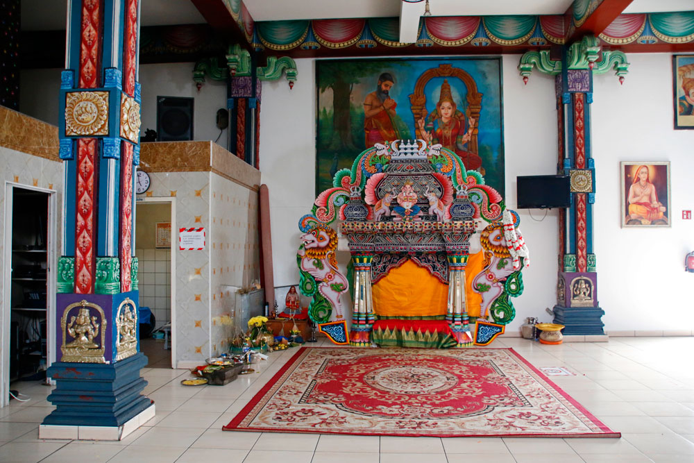 Teppich und Bild im Innenraum des Hindu-Tempels in Hamm