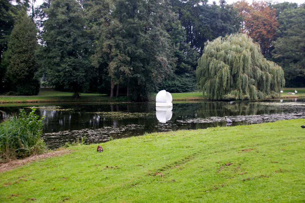 Kunstobjekt auf einem der Teiche im Kurpark in Hamm