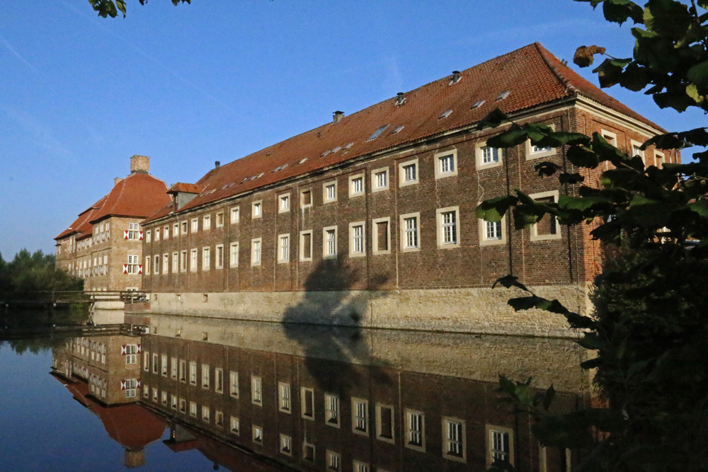 Blick von den Lippeauen auf Schloss Oberwerries in Hamm-Heessen