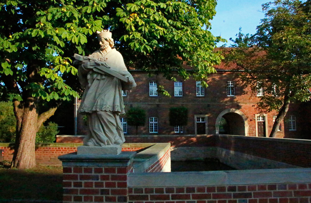 Statue vor dem Torbogenhaus von Schloss Oberwerries in Hamm