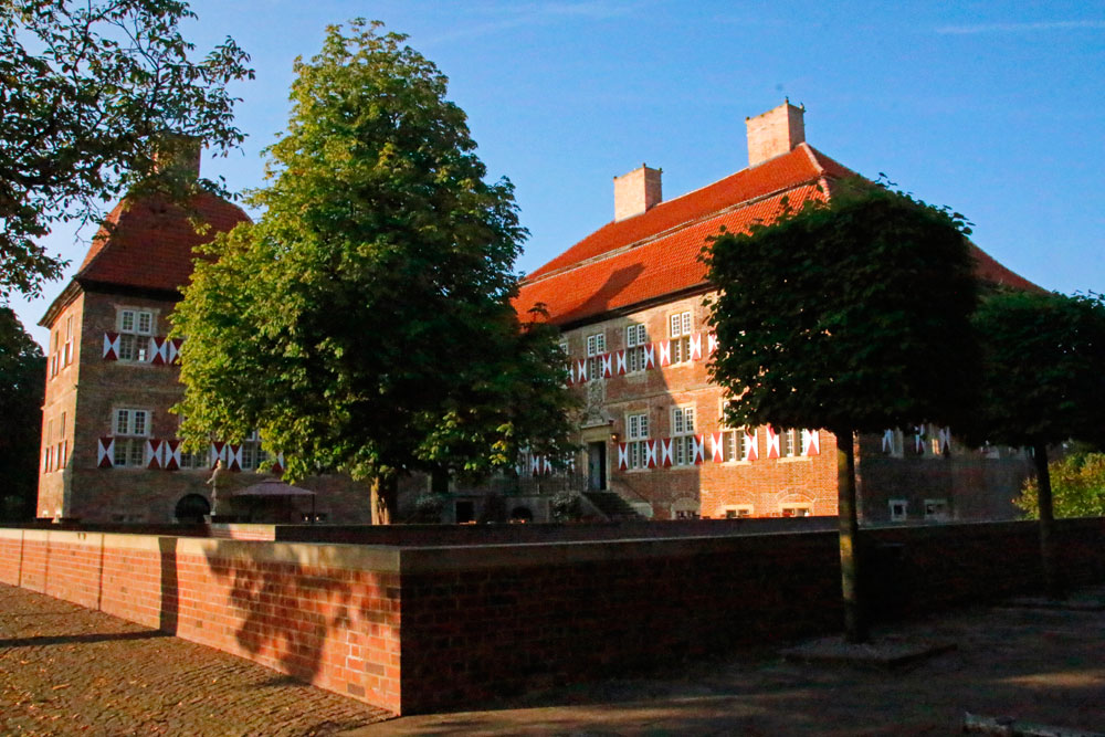 Das Schloss Oberwerries in Hamm-Heessen ist ein zweigeschossiges Wasserschloss mit zwei Flügeln
