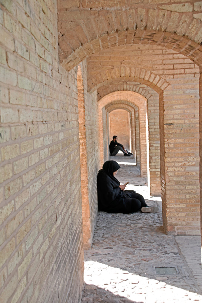 Einheimische in den Arkaden auf der Khaju-Brücke in Isfahan, Iran