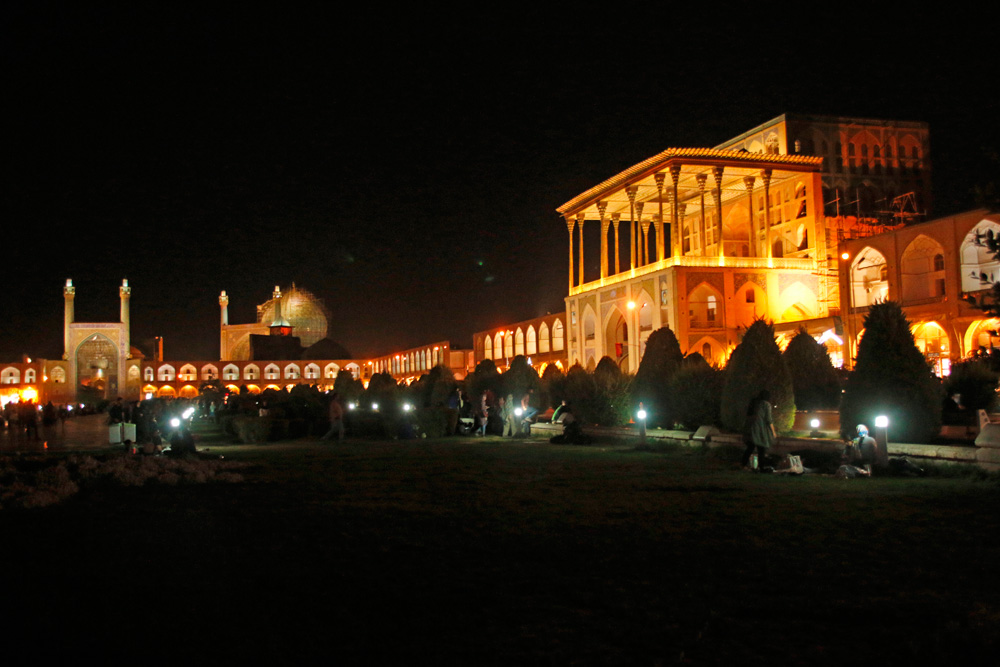 Ali-Qapu-Palast und Schah-Moschee in Isfahan, Iran bei Nacht