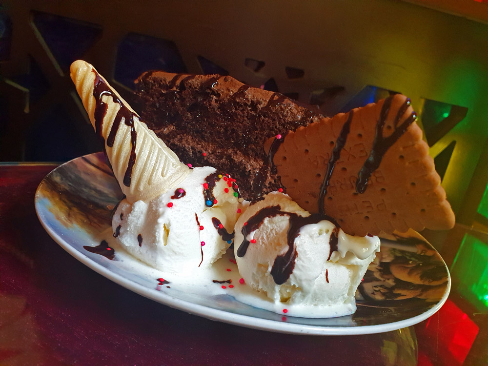 Eis und Kuchen im Bahar Narenj Cafe im Armenischen Viertel Jolfa in Isfahan, Iran