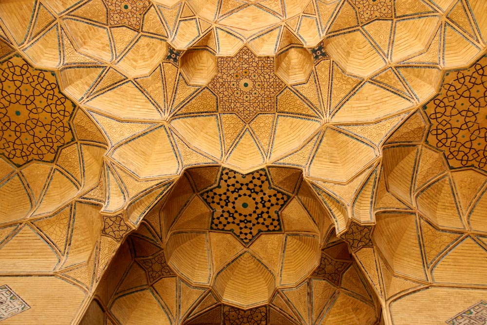 Muqarnas und Deckendekoration im Ostiwan der Jame-Moschee in Isfahan, Iran