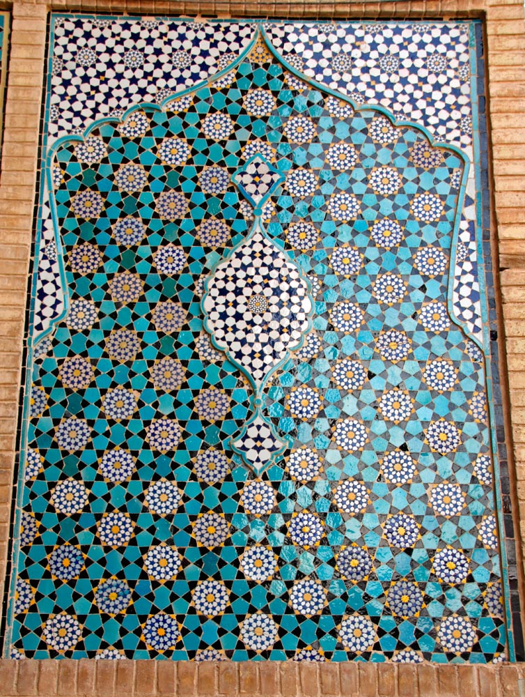 Fliesenschmuck am Westiwan der Jame-Moschee in Isfahan, Iran