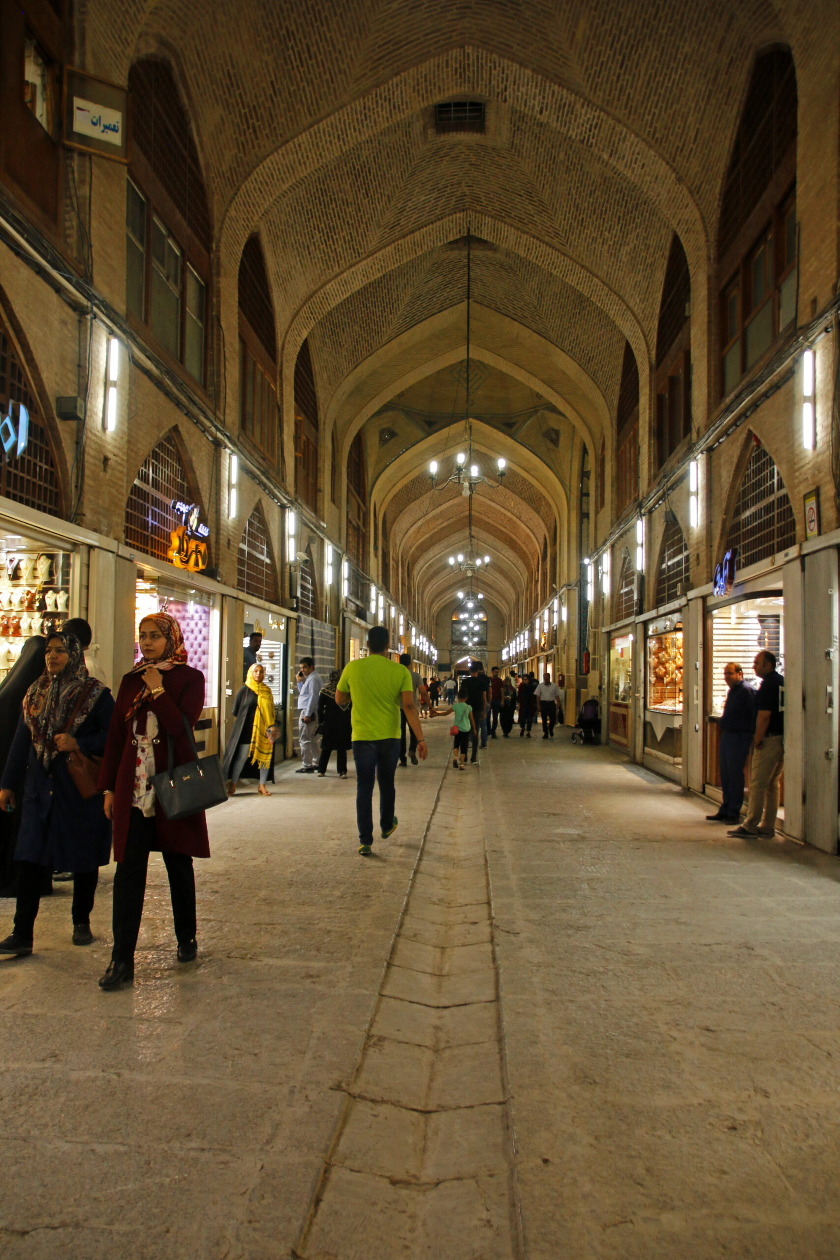 Die Arkadengänge rund um den Naqsch-e-Dschahan-Platz in Isfahan, Iran