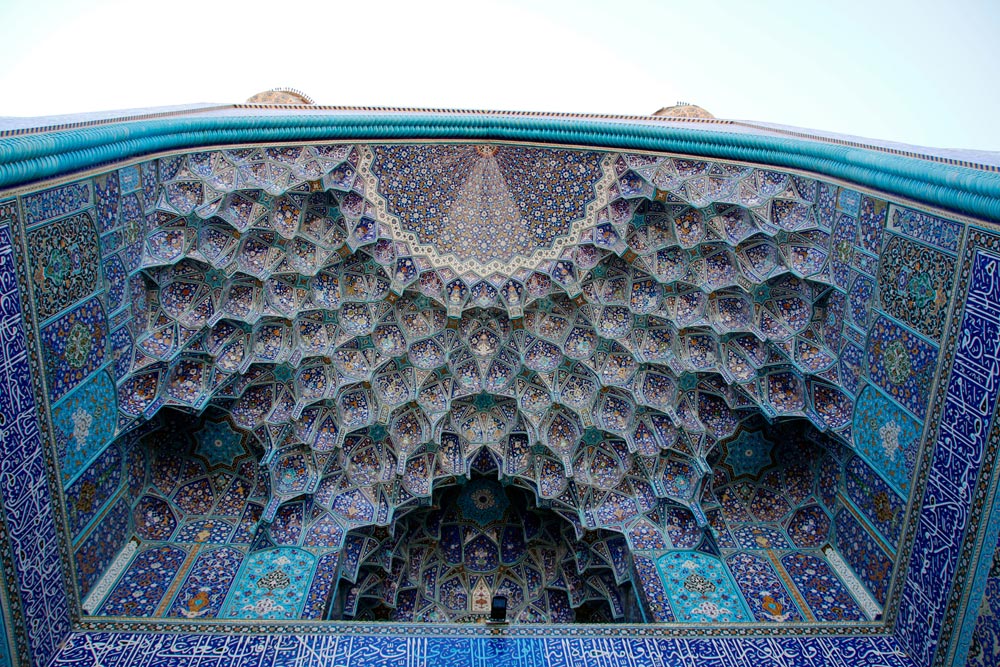 Muqarnas und Fliesenschmuck am Eingangsportal der Schah-Moschee in Isfahan, Iran