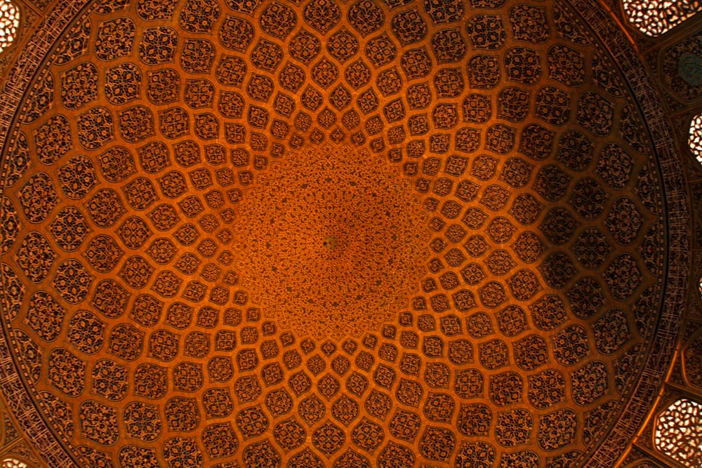 Das Kuppelinnere in der Gebetshalle der Scheich-Lotfollāh-Moschee in Isfahan, Iran