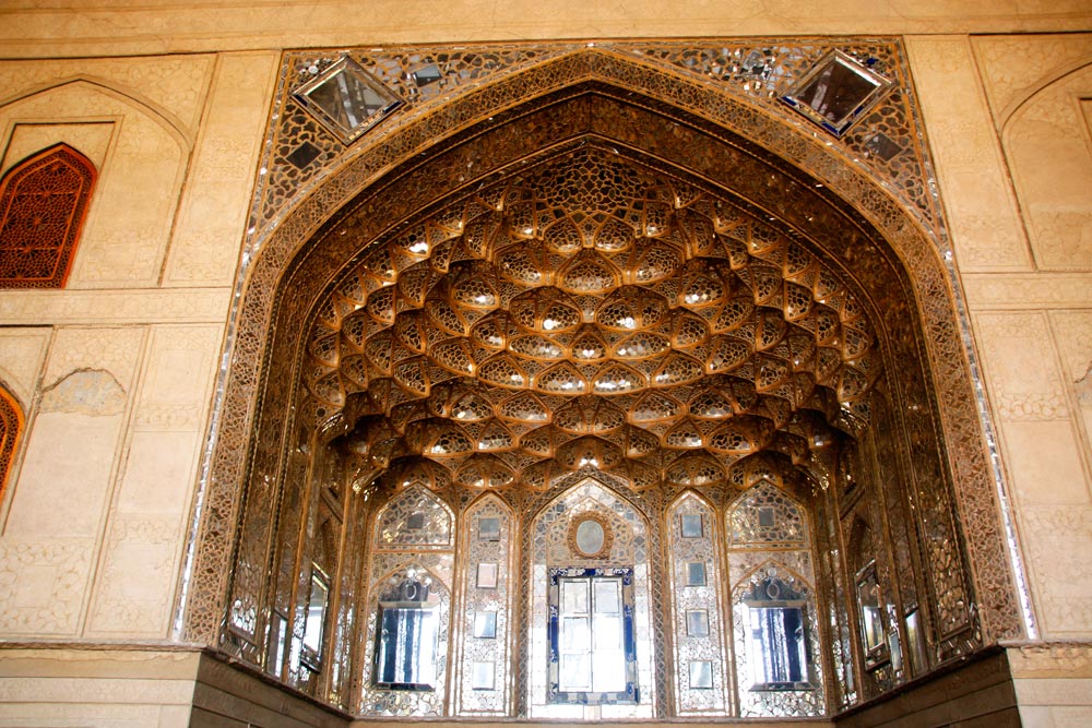 Nische mit Muqarnas und Spiegelmosaiken im Tschehel Sotun-Palast in Isfahan, Iran