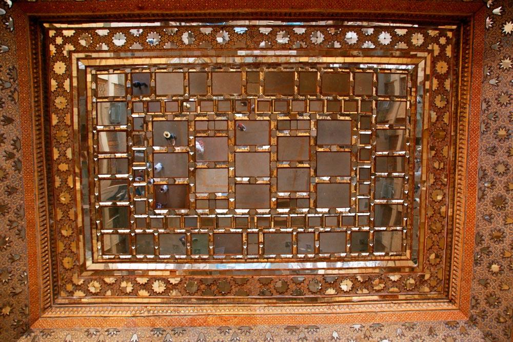 Spiegelmosaik an der Decke der Veranda des Tschehel Sotun-Palastes in Isfahan, Iran