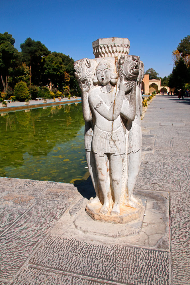 Statue vor dem Wasserbecken des Tschehel Sotun-Palastes in Isfahan, Iran