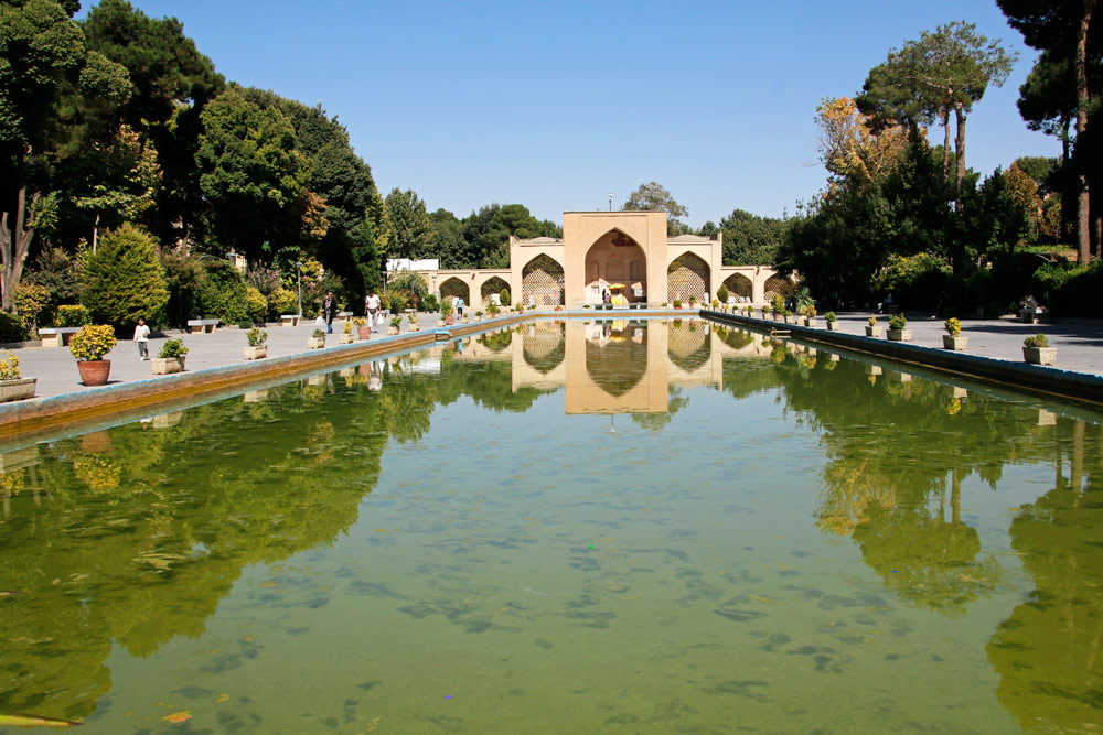 Das Wasserbecken vor dem Tschehel Sotun-Palast in Isfahan, Iran