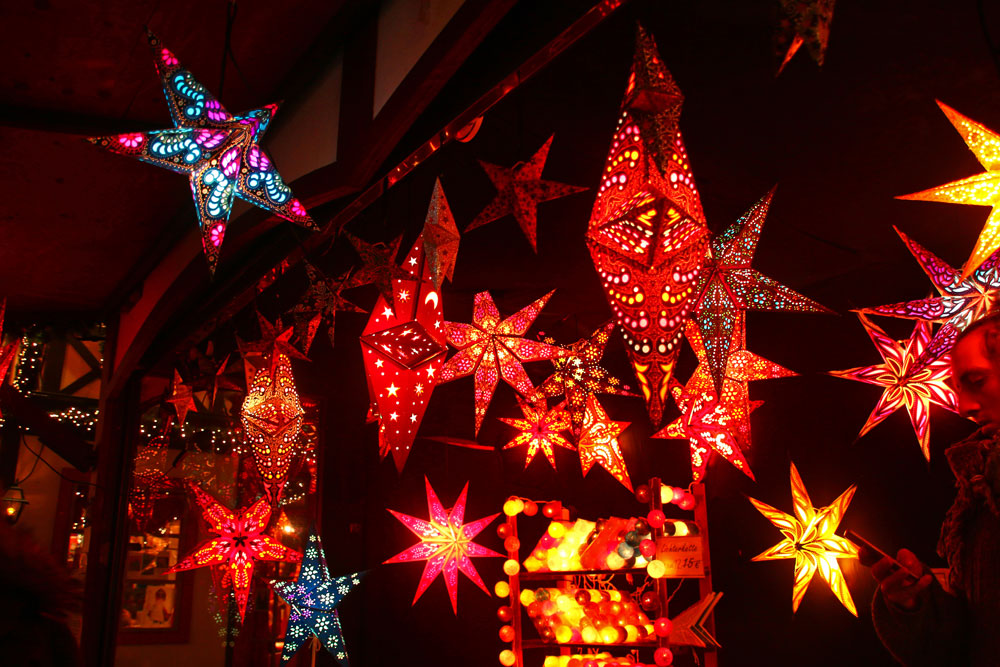 Luminous stars at the Christmas market on the Rudolfplatz in Cologne