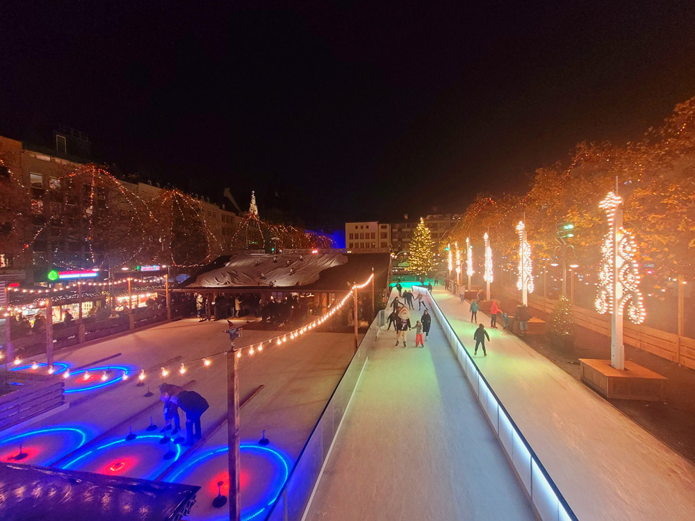 Die Eisbahn am Heumarkt auf dem Weihnachtsmarkt in der Altstadt in Köln