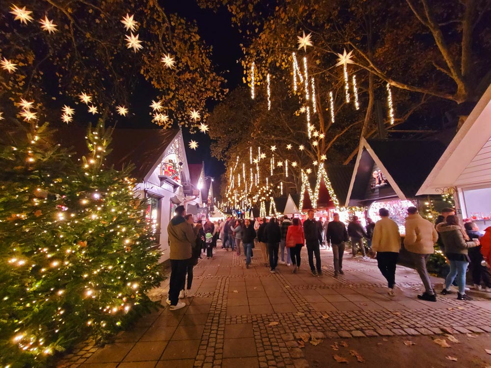 Der Weihnachtsmarkt am Neumarkt in Köln wird auch Markt der Engel genannt