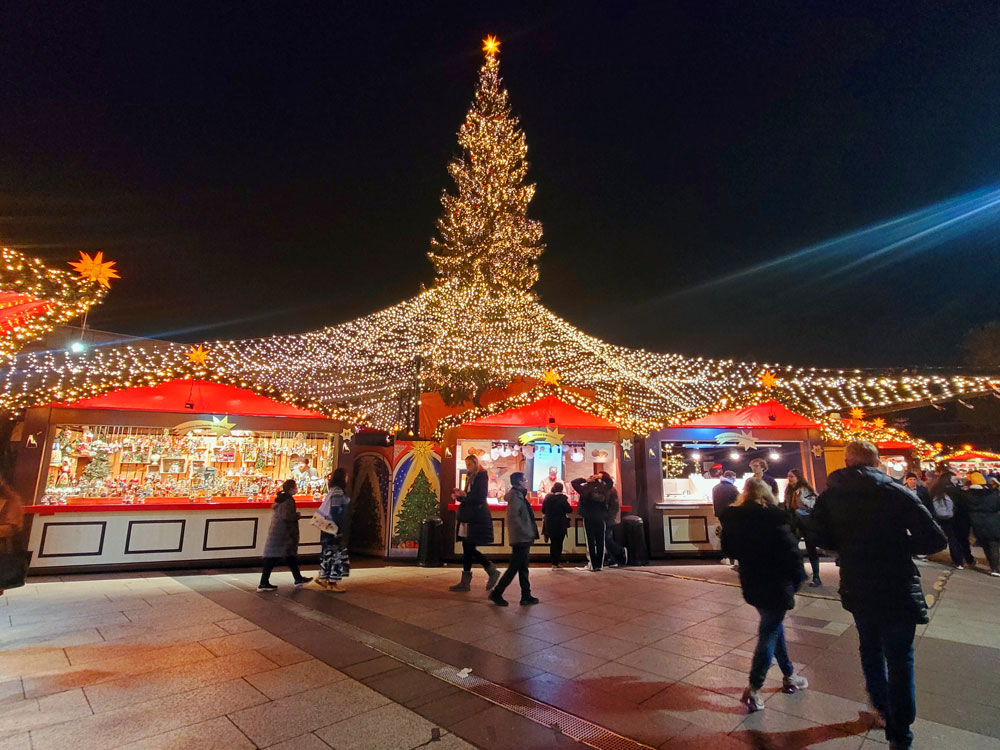 Der Weihnachtsbaum auf dem Weihnachtsmarkt am Kölner Dom