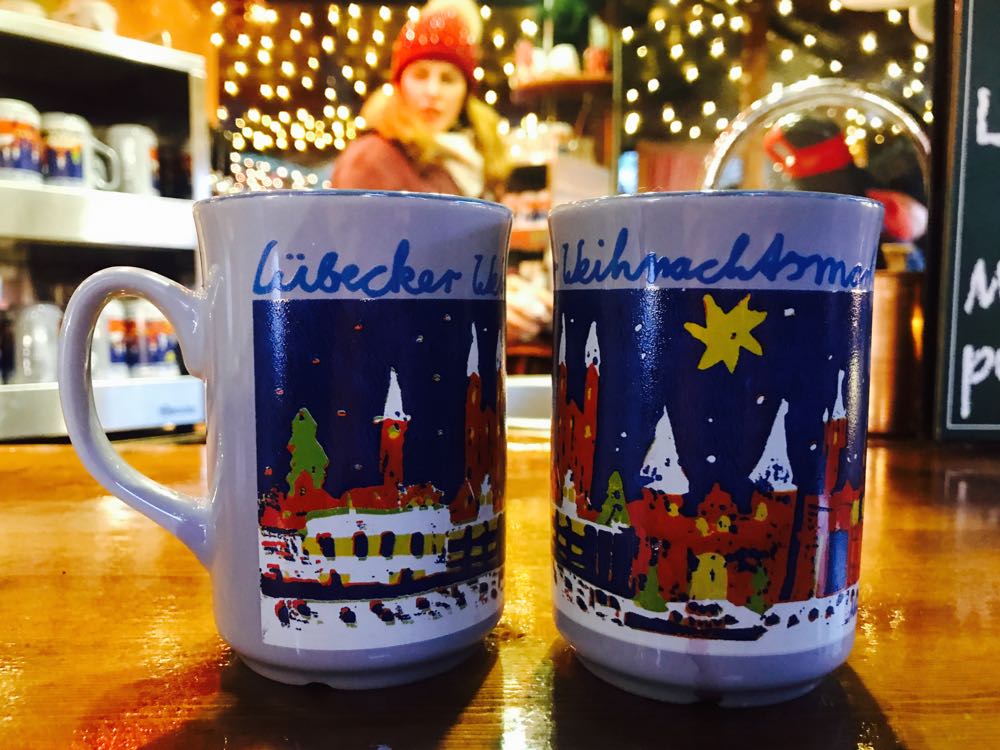 Mugs at one of the Christmas markets in Lübeck - Copyright: Claudia Sittner – Weltreize