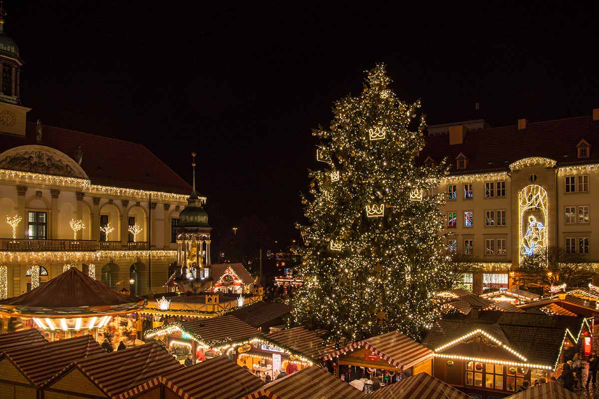 Der Weihnachtsmarkt in Magdeburg auf dem Alten Markt - Bildrechte: Cornelia Döring - Silvertravellers