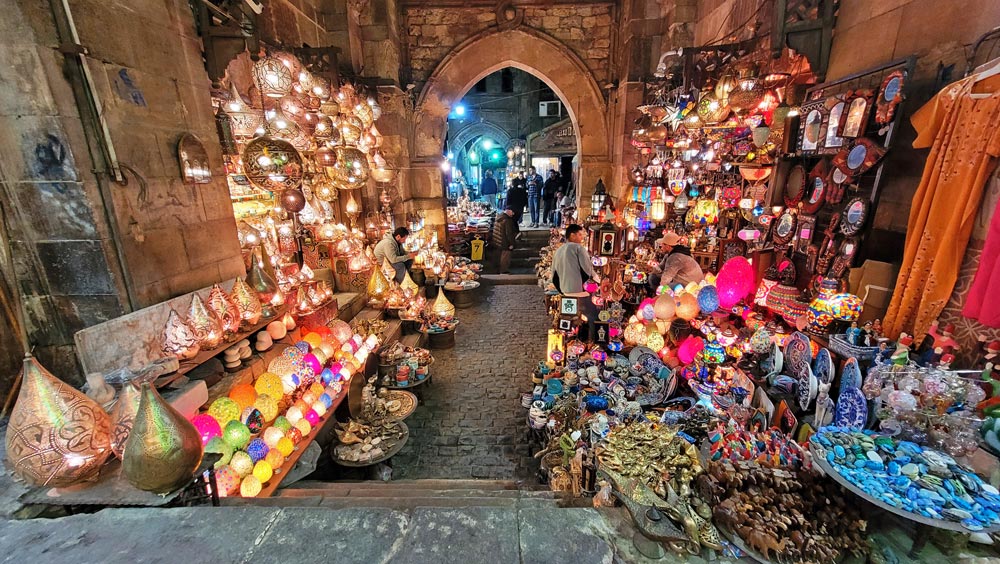Lampen und Souvenirs vor den alten Steintoren im Khan el-Khalili-Basar in Kairo