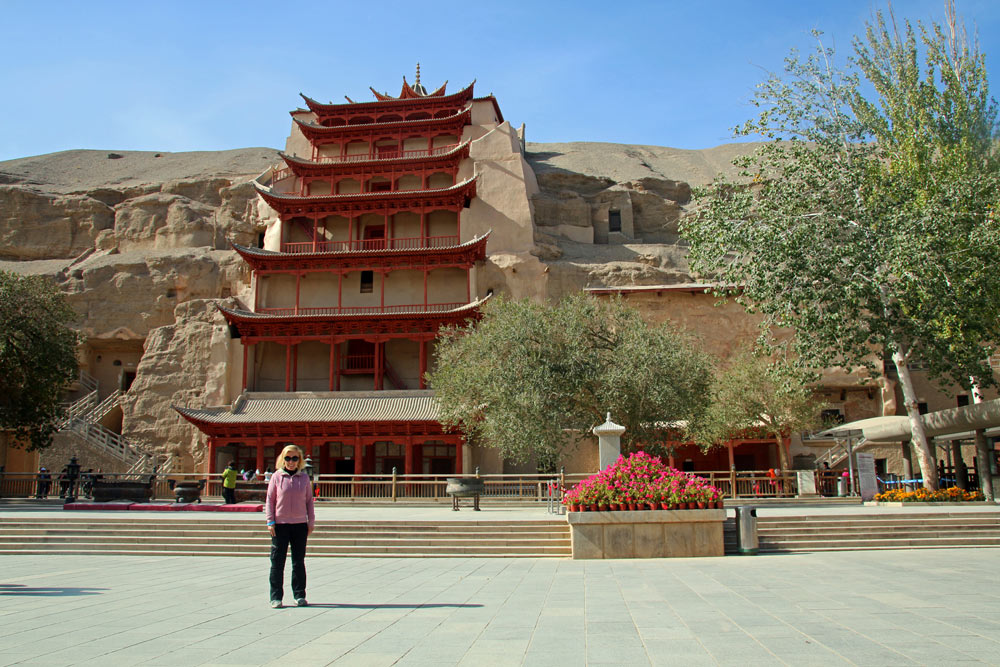 Vanessa - The Travelling Colognian - vor den Mogao-Grotten in Dunhuang an der chinesischen Seidenstraße