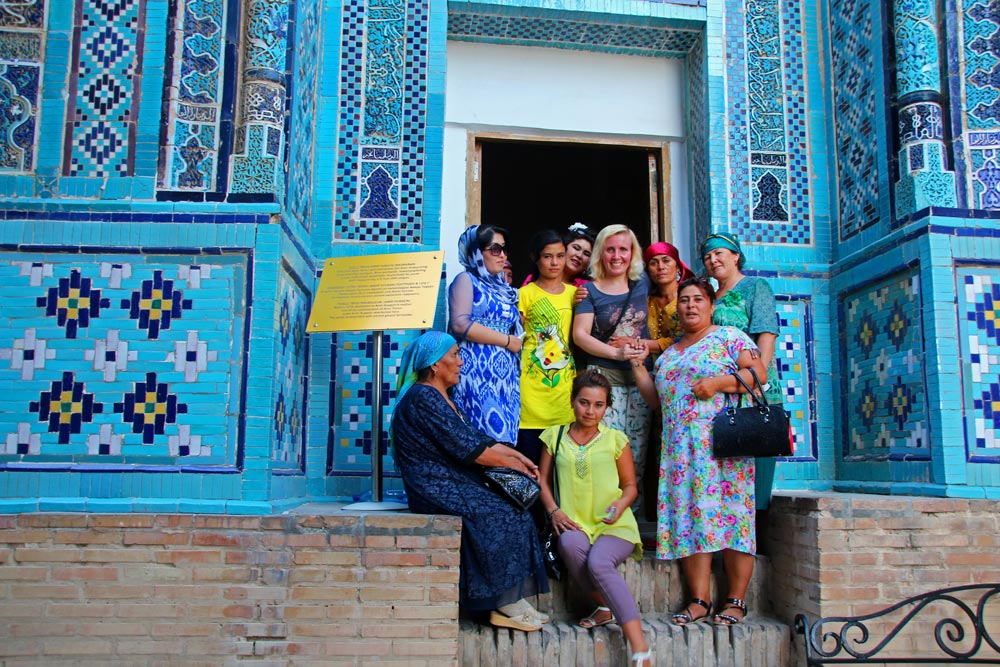 Zusammen mit Einheimischen in der Nekropole Shah-i-Zinda in Samarkand, Usbekistan