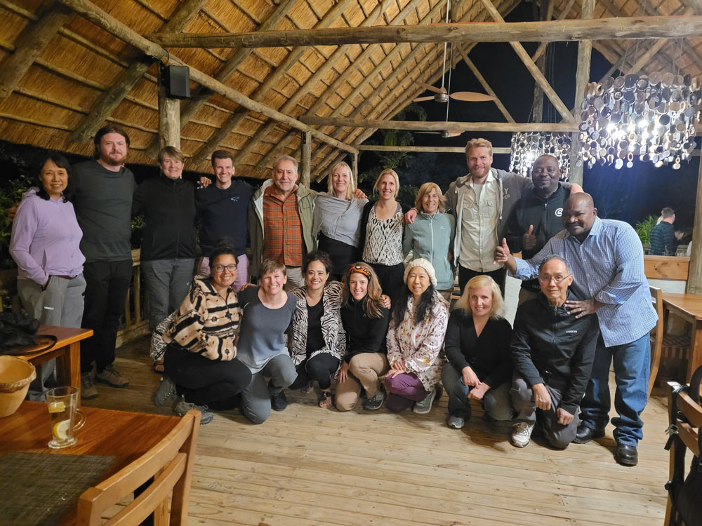 Unsere Reisegruppe in Shearwater Explorers Village Lodge in Victoria Falls, Simbabwe am Ender unserer Tour durch das südliche Afrika