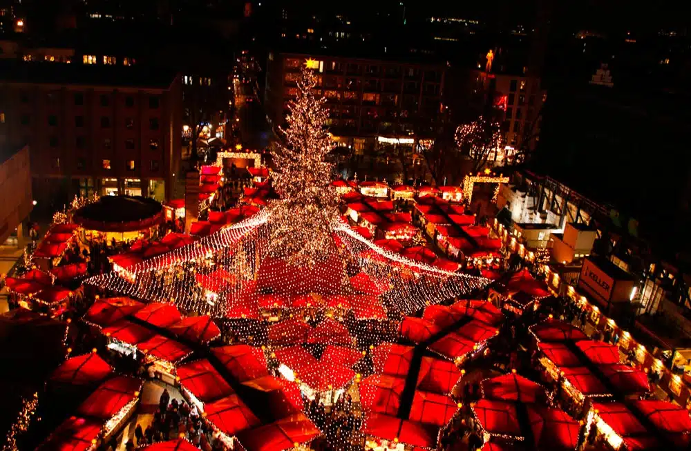 Der Weihnachtsmarkt am Kölner Dom fotografiert vom Dach des Kölner Doms